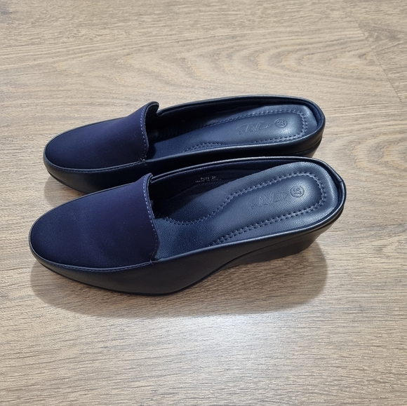 [BUNDLE!] Three Sandals, One Price  Women's Casual Blue, Black and Pink Size 7 - Picture 2 of 16